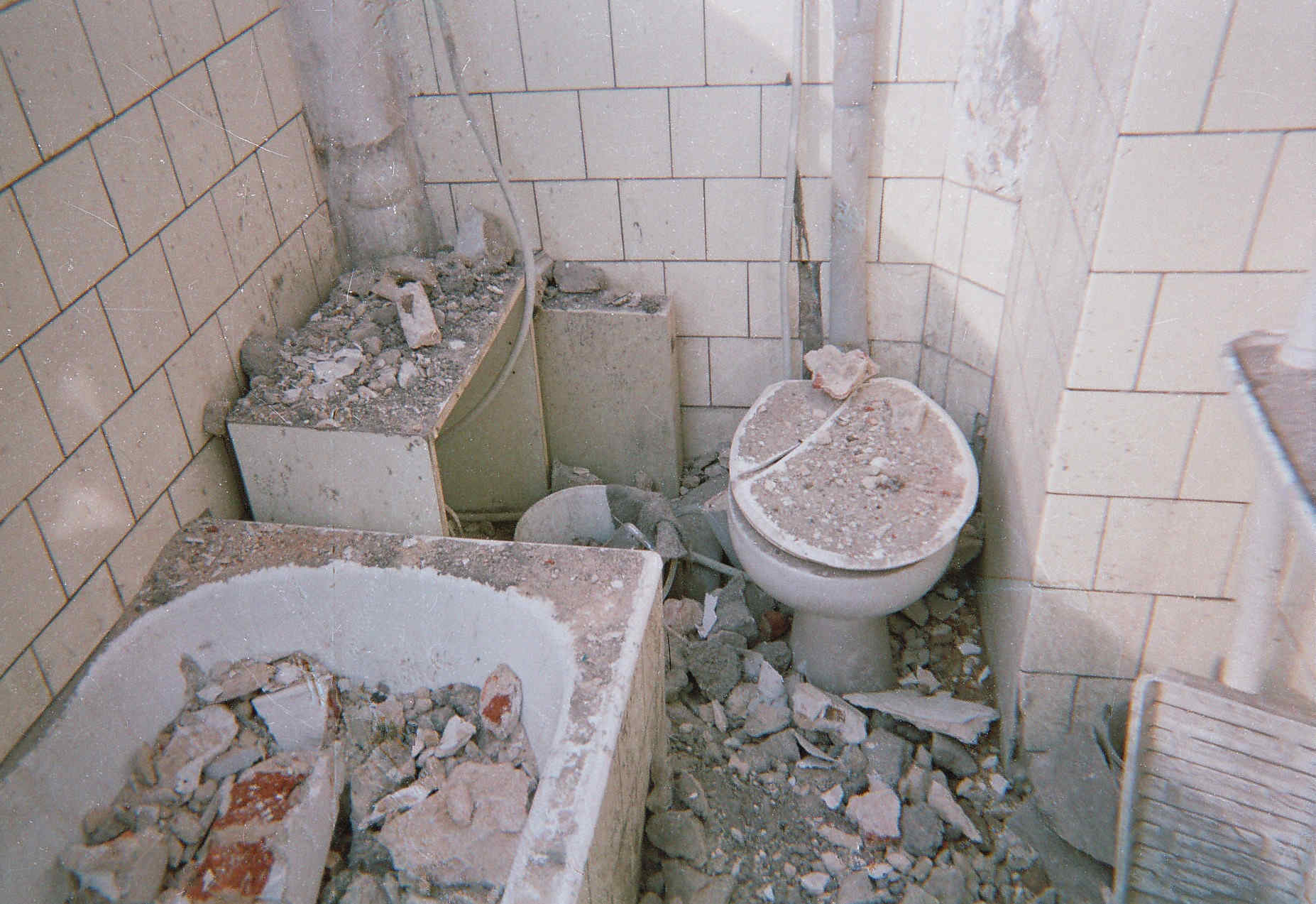 Zničená koupelna v bytě Kolečkových