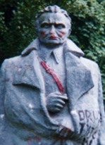 Statue of Tito outside the former military barracks-turned-squat (Pekarna) in Maribor (Hema Zbogar)